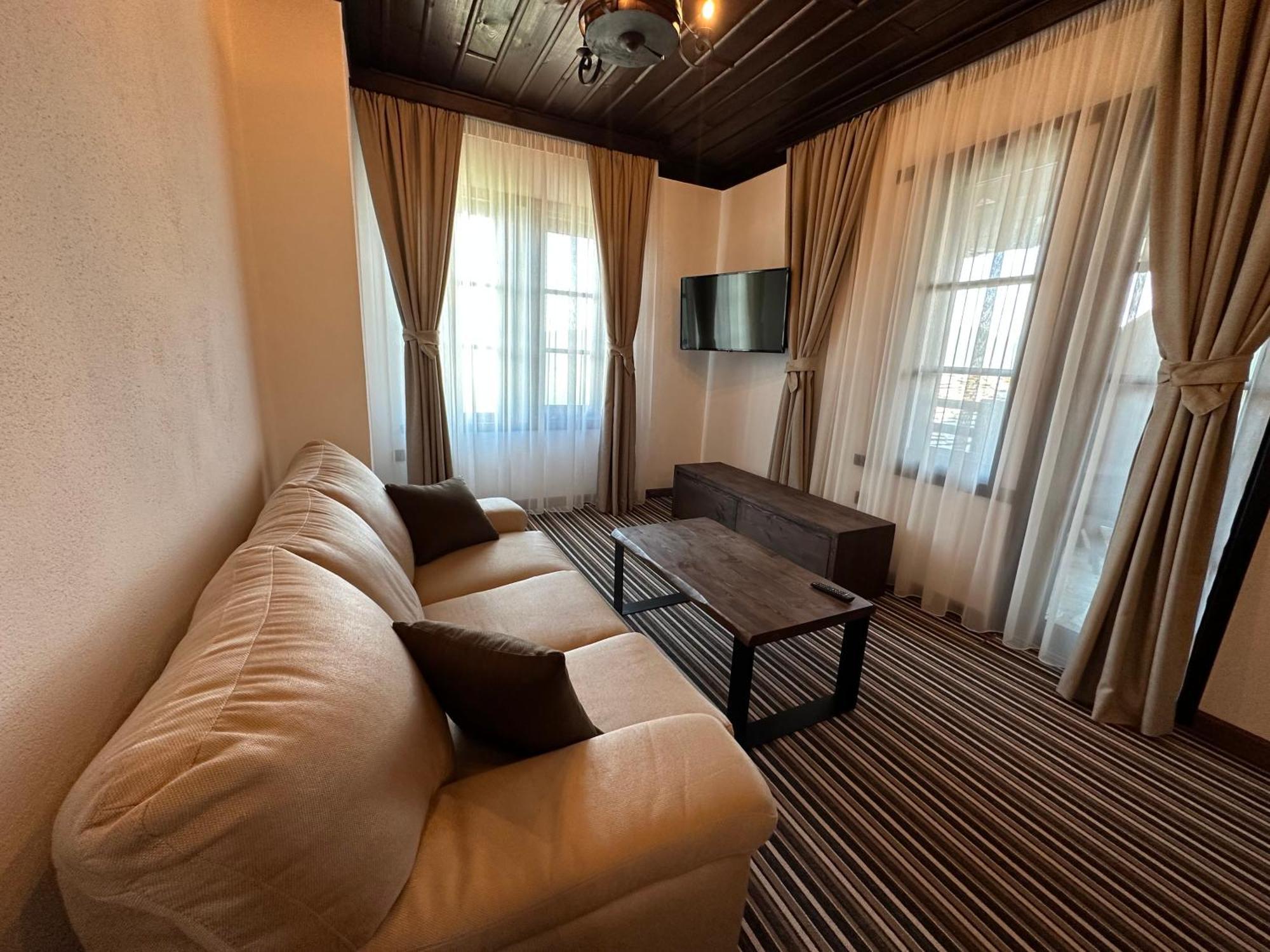 Hotel Leshten Eksteriør bilde